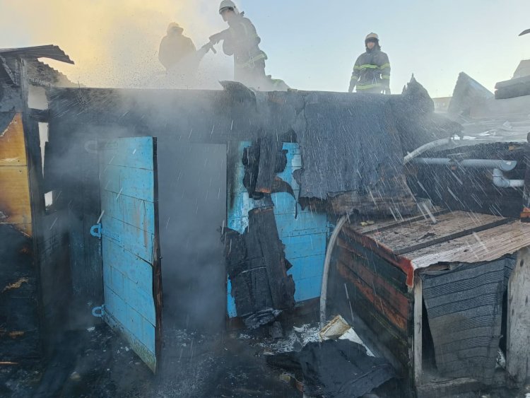 Павлодарда жеке үйдің қасында тұрған гараж өртенді