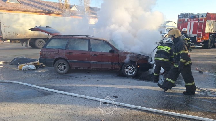 Павлодарда автокөлік отқа оранды