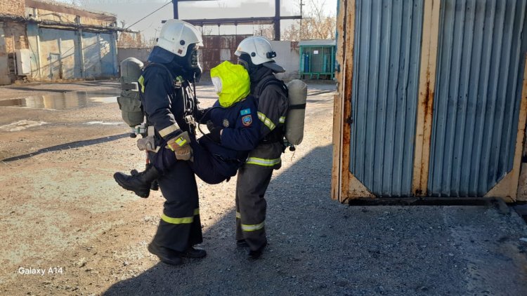 Экибастузские огнеборцы учились тушить пожар при нулевой видимости