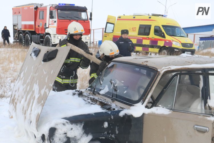 В Павлодаре пожарные потушили загоревшийся автомобиль