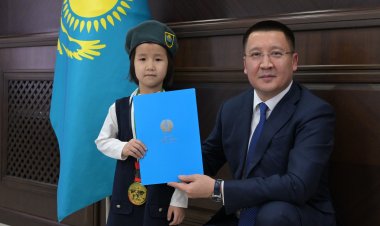 Асайын Байханов алты жасар әлем чемпионына сыйлық табыстады