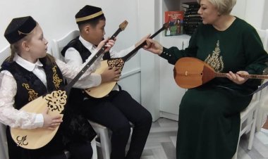 Екібастұзда этнос өкілі оқушыларға музыка арқылы қазақ тілін үйретіп жүр