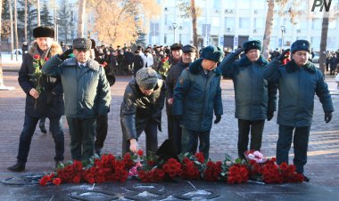 Павлодарда саяси қуғын-сүргін құрбандарының мемориалына гүл шоқтары қойылды