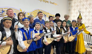 Екібастұзда депутат  мектепке 20 домбыра сыйлады