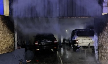 Пламя охватило машины на экибастузской СТО