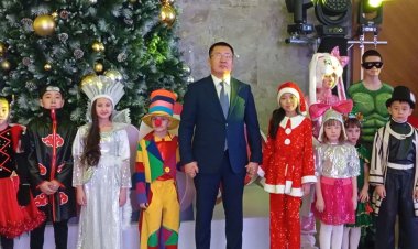 Школьники вместе с акимом украсили новогоднюю ёлку петроглифами