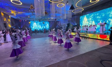 Павлодарлық оқушылар ертегі кейіпкерлерімен бірге ескі жылмен қоштасты