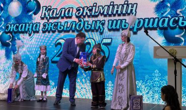 Школьники Павлодара проводили год вместе со сказочными героями