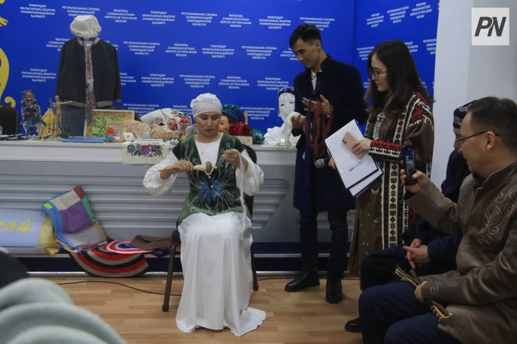 Павлодарда қолөнерді жетік меңгерген журналистер өз бұйымдарын көрмеге қойды