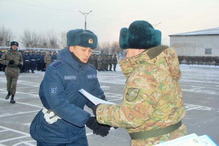 Павлодарда екі жүзден астам сарбазды шығарып салды