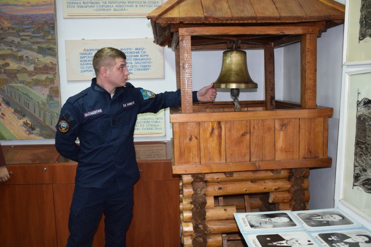 Раритетный пожарный колокол показали павлодарским спасателям