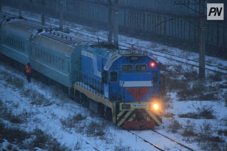 Кроссовер преградил путь поезду на пути в Павлодар