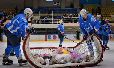 Полные игрушек сумки отвезли хоккеисты павлодарским детям