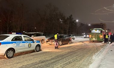 В Павлодаре столкнулись автобус и две иномарки