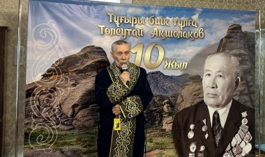 Рукописи автора первого учебника «Қазақ әдебиеті» вручили музею Павлодара