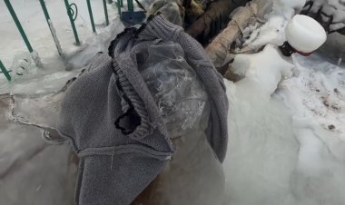 Екібастұз тұрғындары зақымданған құбырды целлофан және жемпірге ораған