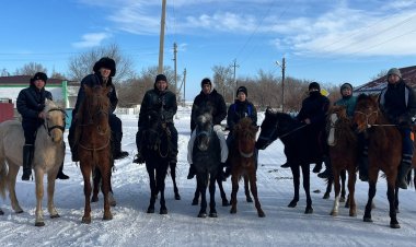 Аққулы ауданында әкелер мектебі балаларды құнан бәйге жарысына баулиды