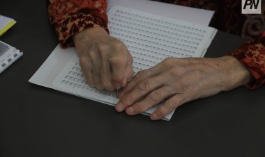 Павлодарлық зағип тұрғын көзі көрмейтін жандарға музыканы «оқуға» көмектеседі