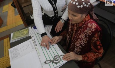 Незрячая павлодарка помогает слепым «прочитать» музыку