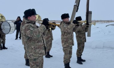 Павлодар ауданында Ұлттық ұлан оркестрі майдангердің ауласында ән шырқады