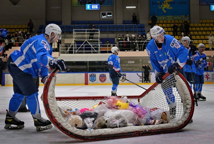 Полные игрушек сумки отвезли хоккеисты павлодарским детям