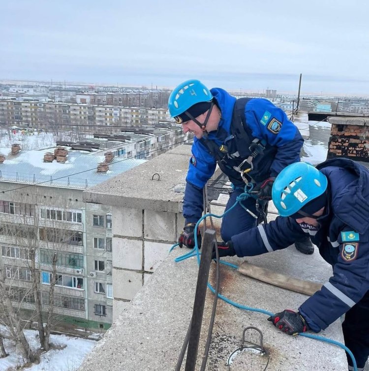 Екібастұздық құтқарушылар тоғызыншы қабатқа өрмелеп, зейнеткерді құтқарды