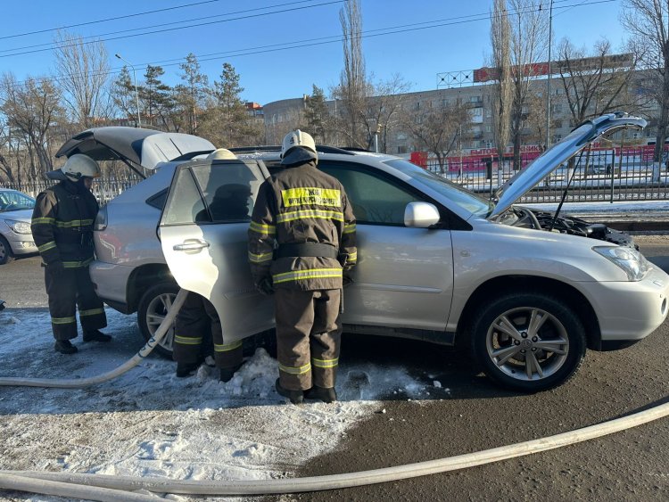 Павлодарда көшеде тұрған Lexus жанып кетті