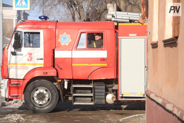 В Павлодаре загорелся гараж