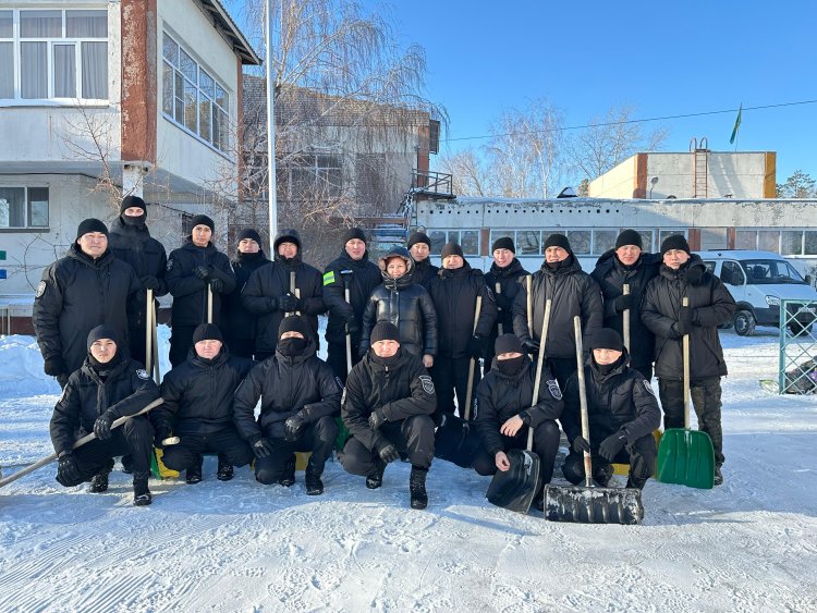 Павлодарда полицейлер балалар үйінің ауласын қардан тазалады