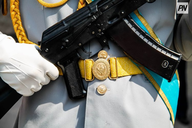 В Павлодаре военнослужащие показали мажилисмену армейский быт