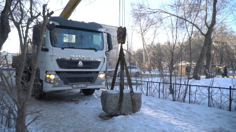 Во дворах Павлодара убрали препятствия для спецмашин