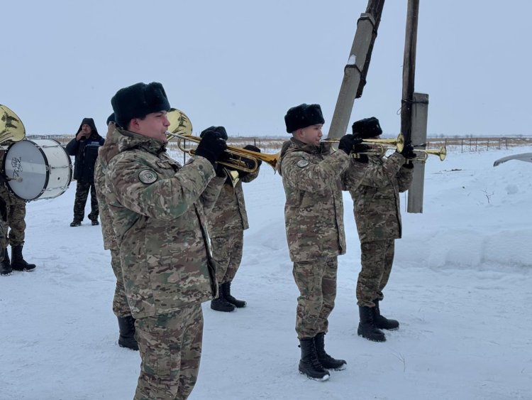 Павлодар ауданында Ұлттық ұлан оркестрі майдангердің ауласында ән шырқады