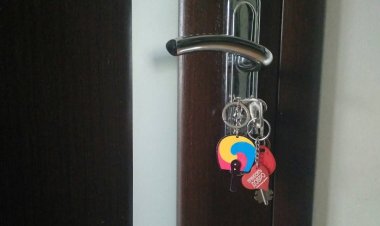 В Экибастузе спасатели вызволили из квартиры маленькую девочку