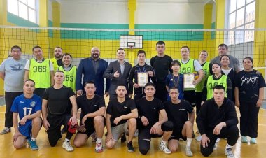 Солдаты схлестнулись с павлодарскими педагогами в спортзале