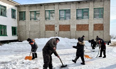 Отцы и дети вывезли из Иртышского района снег весом с синего кита