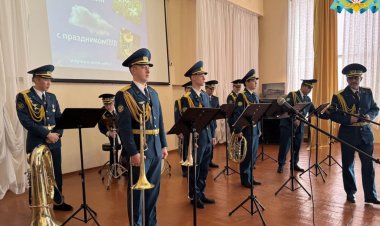 Павлодарда әскери оркестр қарттар үйінде концерт қойды