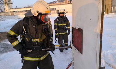 Павлодарские пожарные учились взламывать двери