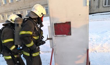 Павлодарлық өрт сөндірушілер есікті бұзып ашуды үйренді