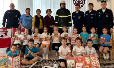 Павлодарские дошколята примерили шлемы пожарных