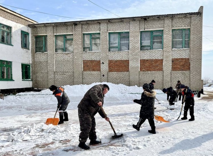 Отцы и дети вывезли из Иртышского района снег весом с синего кита