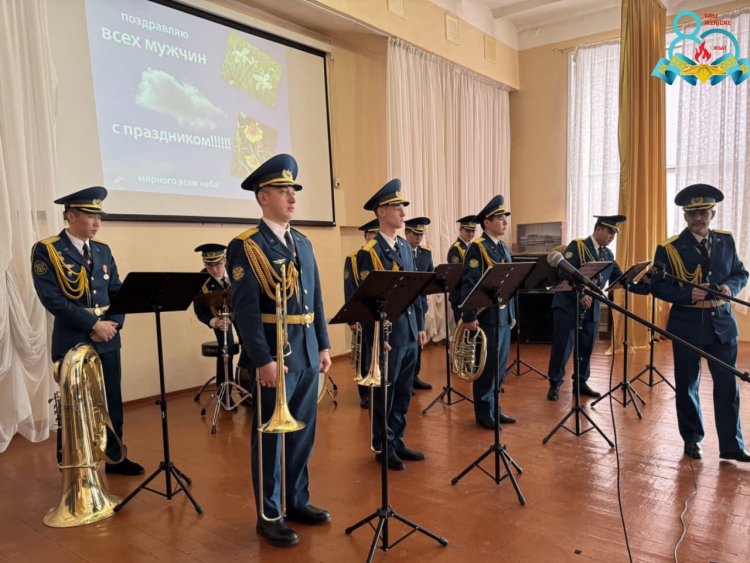 Павлодарда әскери оркестр қарттар үйінде концерт қойды