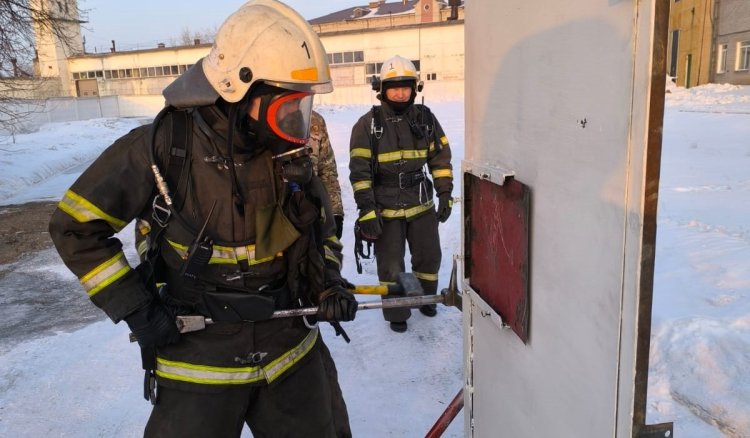 Павлодарские пожарные учились взламывать двери