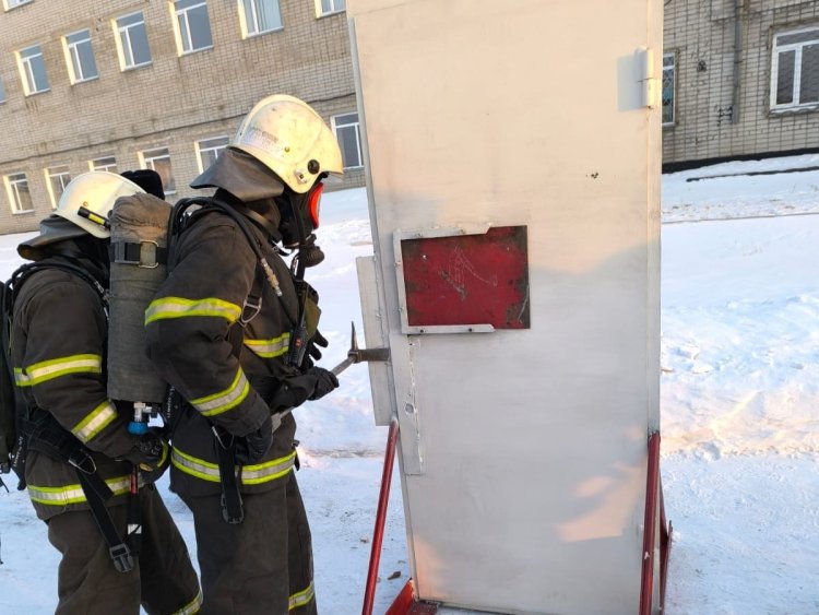 Павлодарлық өрт сөндірушілер есікті бұзып ашуды үйренді