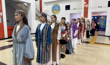 Kalifarniya-ға күртеше тіккен павлодарлық этнодизайнер алғашқы дефилесін өткізді