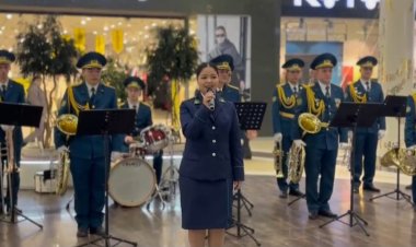 Павлодарда Ұлттық ұлан оркестрі сауда орталығында көтеріңкі көңіл күй сыйлады
