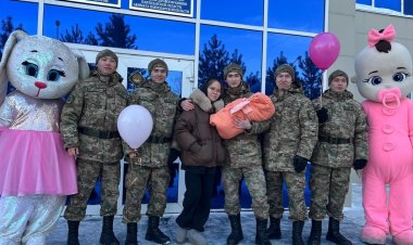 В Павлодаре гвардейцы устроили теплую встречу у роддома