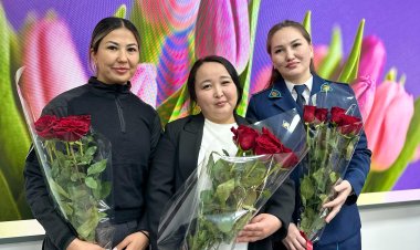Көктем шуағы: Павлодарлық полицей әйелдерге құрмет көрсетілді