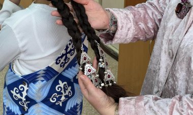 Павлодарлық мұғалім: Қыздар бұрымын ешқашан тарқатпаған