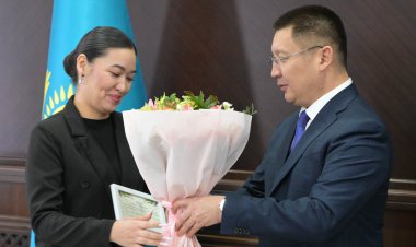 Асаин Байханов поздравил работниц промышленных предприятий региона