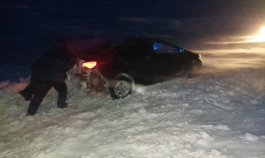 Павлодар облысында Қарағандыға шыққан жолаушылар қар құрсауынан шығарылды